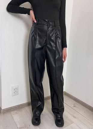 Качественные новые черные брюки из эко-кожи