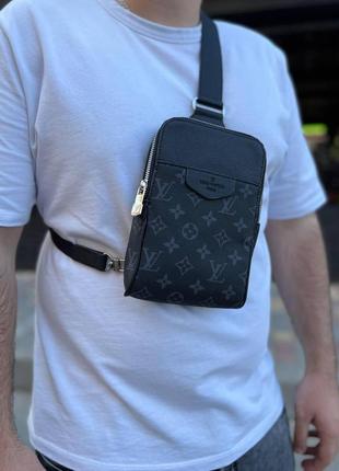 Мужская сумка слинг луи витон нагрудная туристическая louis vuitton кожаная через плечо деловая сумка черная1 фото
