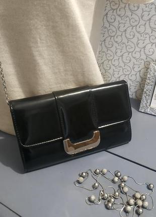 Небольшая черная лакированная сумочка.10 фото