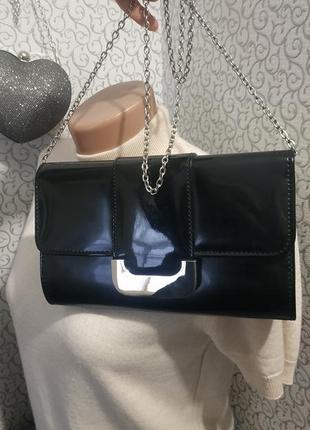 Небольшая черная лакированная сумочка.2 фото