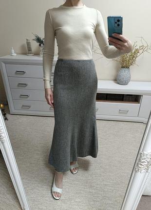 Утепленная серая юбка по фигуре с содержанием шерсти в рисунок елка4 фото