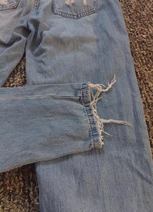 Крутые рваные джинсы мом9 фото