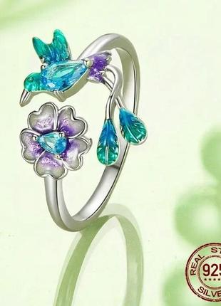 Серебряное кольцо с эмалью и цирконами в виде птички и цветка. размер регулируется.2 фото