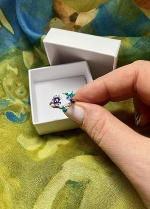 Серебряное кольцо с эмалью и цирконами в виде птички и цветка. размер регулируется.5 фото