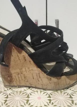 Замшеві чорні босоніжки на платформі