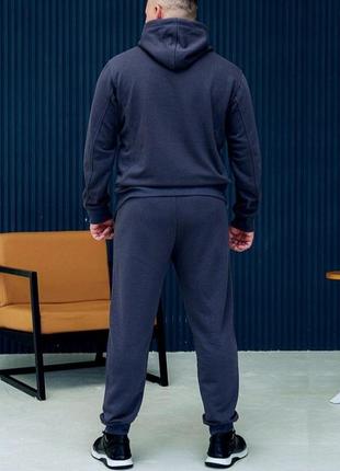Чоловічий спортивний костюм