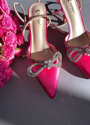 Стильні атласні рожеві туфлі в стилі mach&mach яскраві туфельки туфлі на підборах бантики зі страз туфлі з бантиками рожеві2 фото