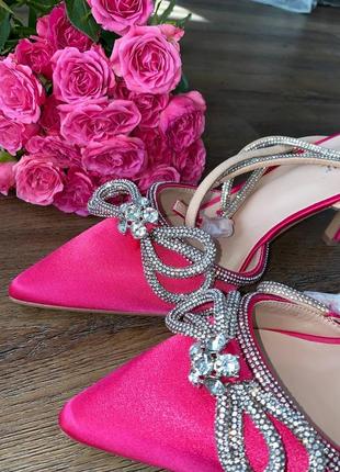 Стильные атласные розовые туфли в стиле mach&amp;mach яркие туфельки туфли на каблуке бантики из страз туфли с бантиками розовые7 фото