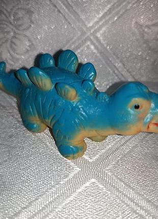 Фигурка динозавра.