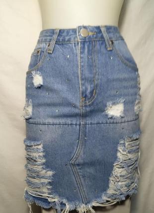 95% коттон женская джинсовая юбка с потертостями, дырками и стразами.