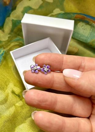 Серьги из серебра, с эмалью и цирконами в виде фиалок5 фото