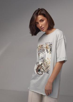 Женская футболка с разрезами и ярким принтом2 фото