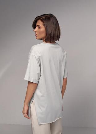 Женская футболка с разрезами и ярким принтом6 фото