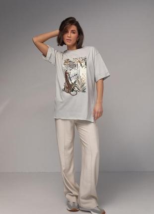 Женская футболка с разрезами и ярким принтом3 фото