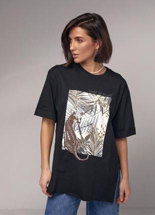 Жіноча футболка з розрізами та яскравим принтом