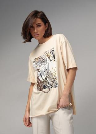 Жіноча футболка з розрізами та яскравим принтом