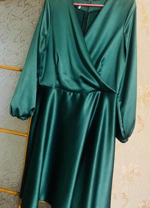 Шикарне атласне плаття смарагдового кольору1 фото