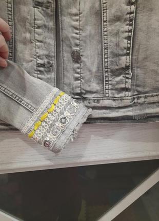 Серый джинсовый пиджак с декором на рукавах2 фото
