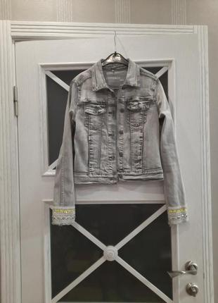 Серый джинсовый пиджак с декором на рукавах7 фото