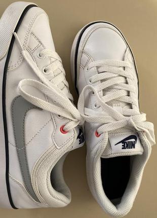 Женские кроссовки nike.