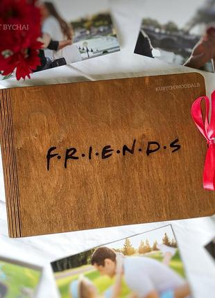 Деревянный фотоальбом на подарок подруге, другу | фотоальбом на день рождения в стиле сериала "друзья/friends"