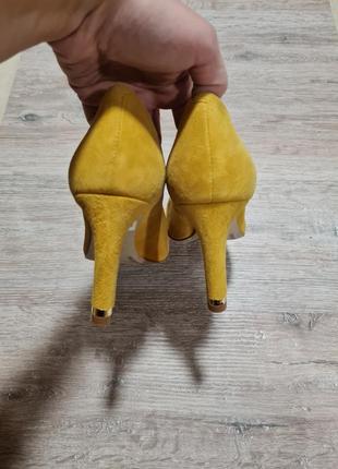 Сонячні жовті туфлі на каблуках minelli замшеві3 фото