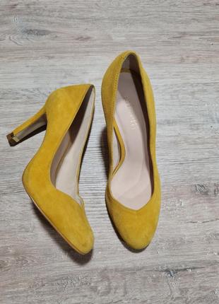 Сонячні жовті туфлі на каблуках minelli замшеві