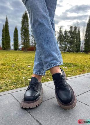 Женские демисезонные черные лоферы на шнурках с бежевой подошвой натуральная кожа3 фото