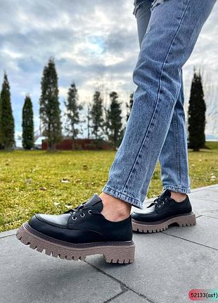 Женские демисезонные черные лоферы на шнурках с бежевой подошвой натуральная кожа5 фото