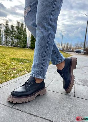 Женские демисезонные черные лоферы на шнурках с бежевой подошвой натуральная кожа7 фото