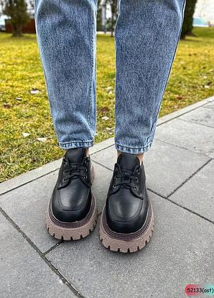 Женские демисезонные черные лоферы на шнурках с бежевой подошвой натуральная кожа6 фото