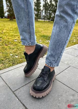 Женские демисезонные черные лоферы на шнурках с бежевой подошвой натуральная кожа