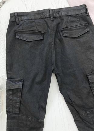 Стрейчевые брюки с эффектом воска и потертостями/мокрым эффектом zara.8 фото