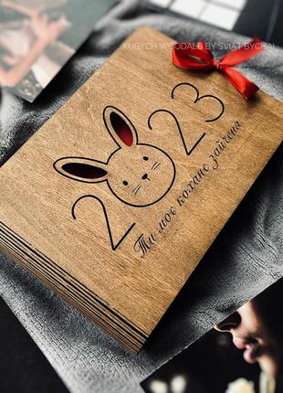Новогодний фотоальбом с деревянной обложкой 2023 | семейный альбом для фото на подарок девушке, парню3 фото