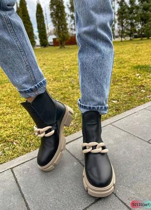 Женские демисезонные черные ботинки челси с цепочкой на бежевой подошве натуральная кожа2 фото