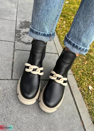 Женские демисезонные черные ботинки челси с цепочкой на бежевой подошве натуральная кожа7 фото