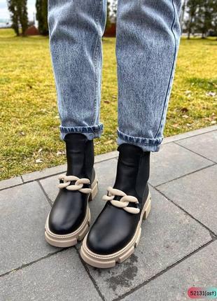 Женские демисезонные черные ботинки челси с цепочкой на бежевой подошве натуральная кожа1 фото