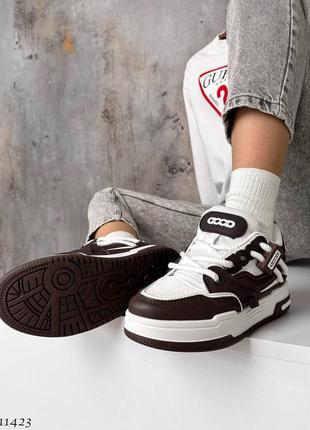 Крутезные белые кроссовки с коричневыми вставками на повышенной коричневой подошве