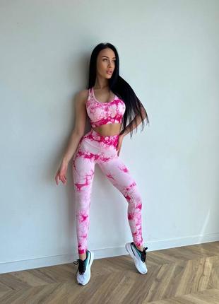 Бесшовный фитнес костюм розовый топ + солоны с пуш апом