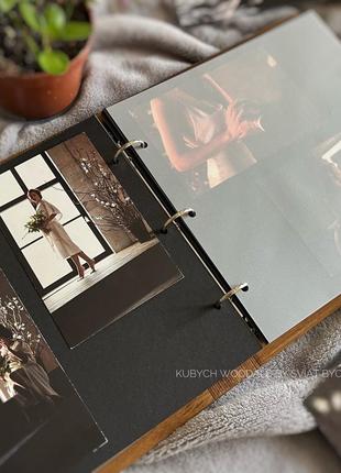 Дерев'яний альбом для фото з парою, деревом, сердечками — подарунок на весілля, ювілей стосунків3 фото