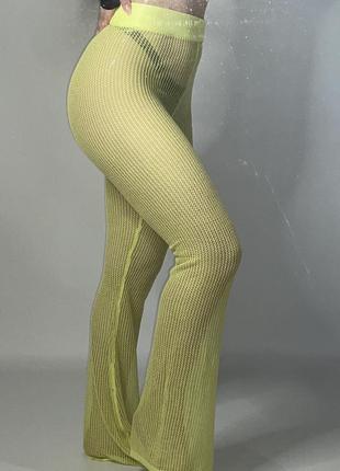 Лаймовые прозрачные трикотажные брюки-клеш1 фото