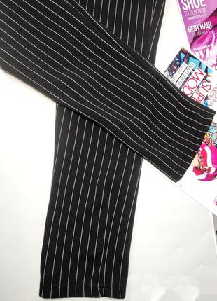 Женские брюки леггинсы черного цвета с высокой посадкой в полоску от бренда pretty little thing xs3 фото