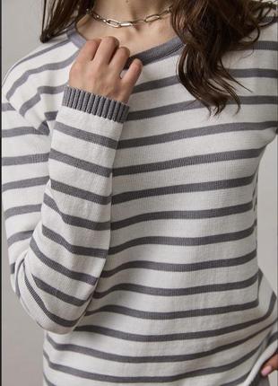 Элегантный женский свитер в полоску8 фото