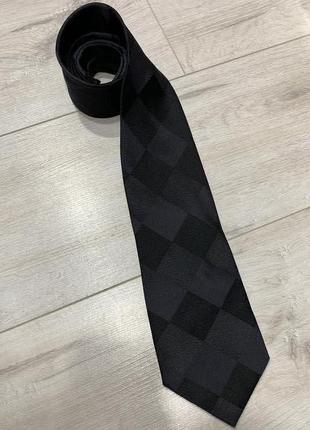 Товста темна краватка в ромби