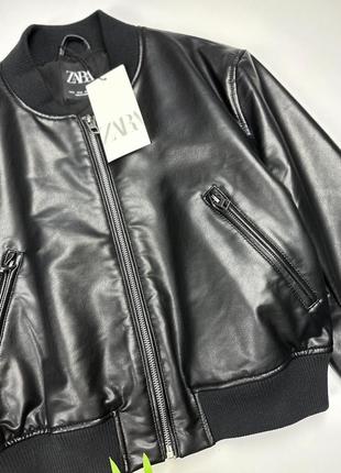 Чорна шкіряна укорочена куртка2 фото