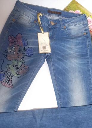 Женские тонкие светлые джинсы