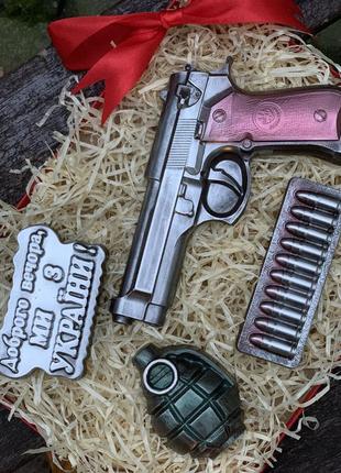 Шоколадный пистолет. шоколадный мужской набор пистолет, граната и патроны.