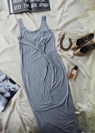 Брендова базова сукня максі сіра трикотажна з перекрутом від yas