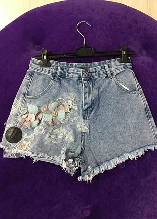 Джинсовые шорты с цветами