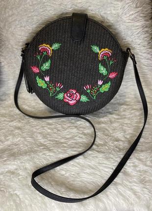 Плетеная сумочка с украинской вышивкой в укр стиле